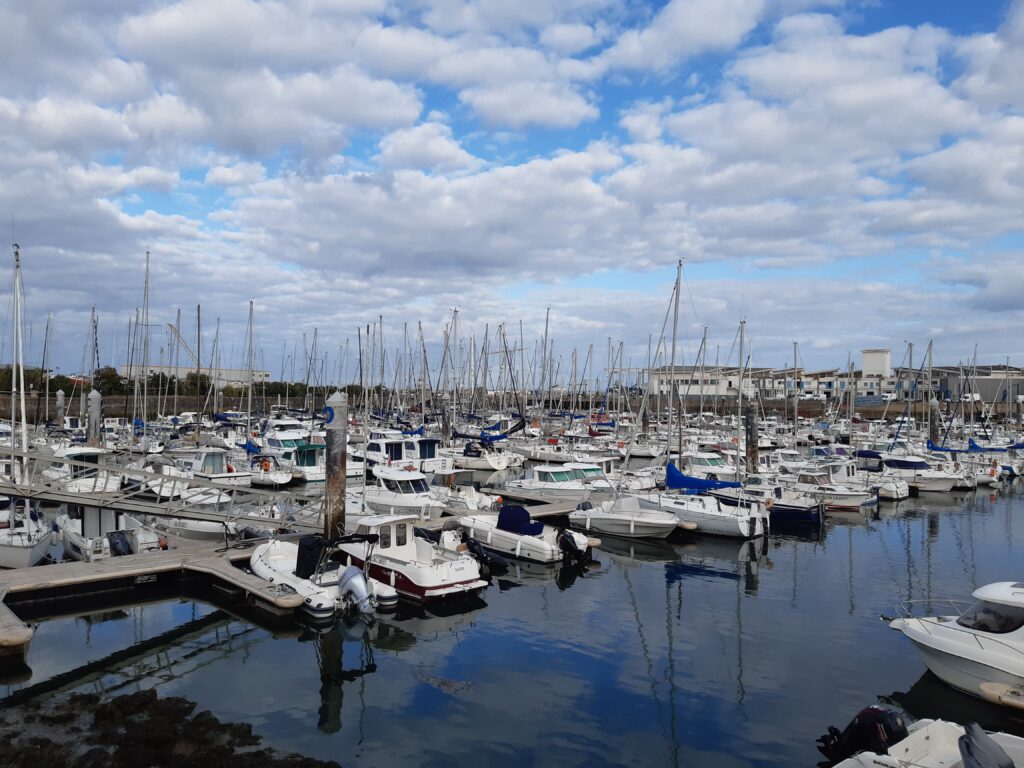 Port de pêche de La Turballe, vue du quai, avec le bâtiment de la criée en arrière